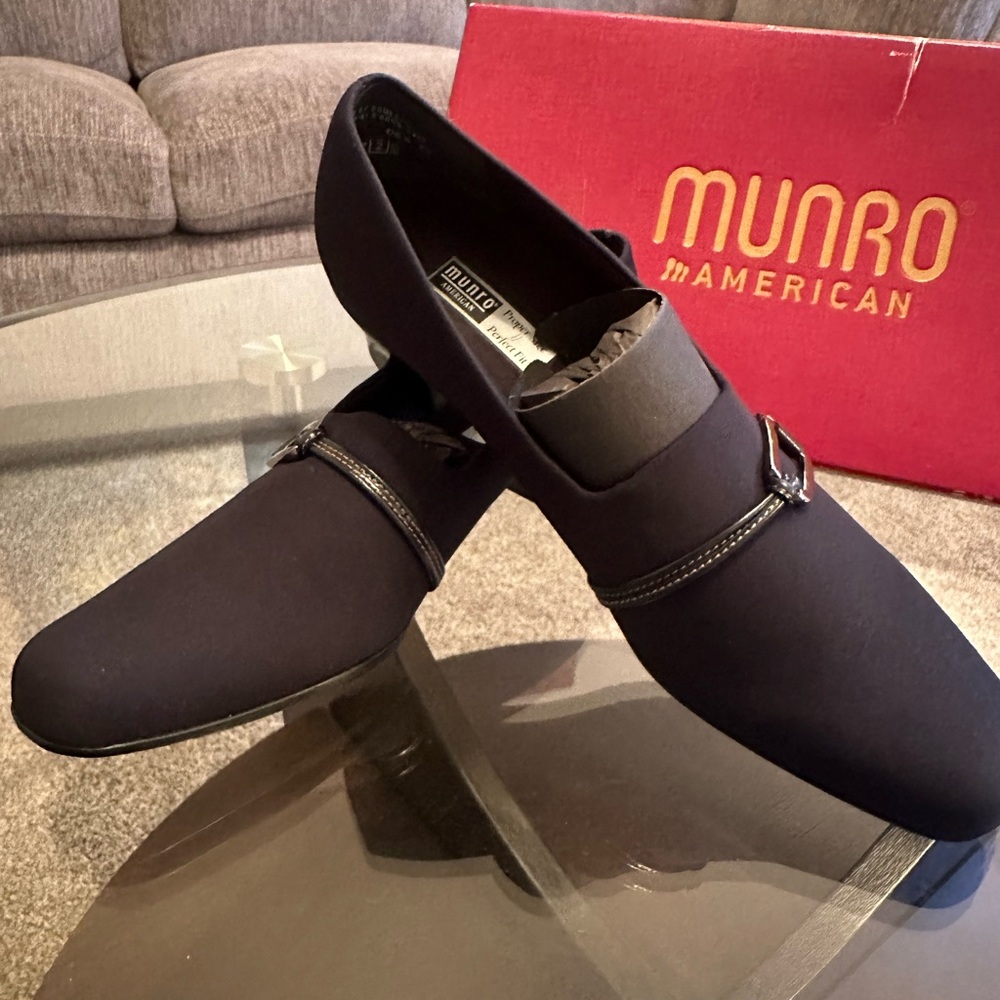 Munro Women's Navy Stretch Heels hard to come by a size 10 NARROW!